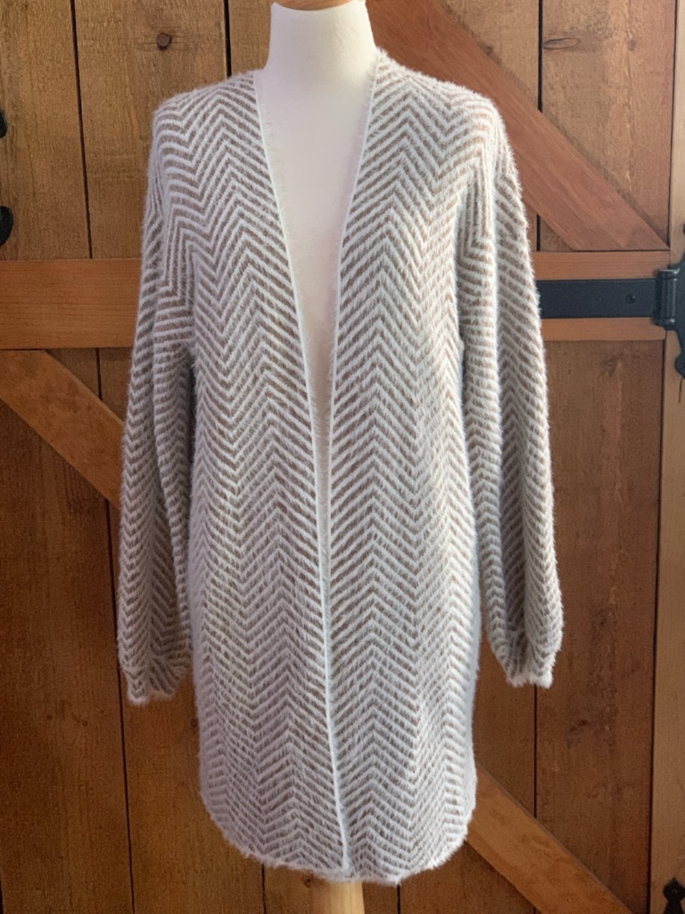 ePretty Cream and Light Brown Chevron Open Cardigan Size Small